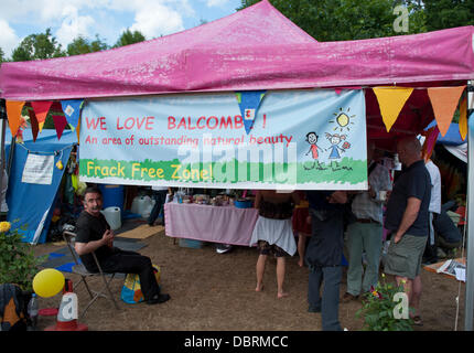 Balcombe, West Sussex, Regno Unito. 03 Ago, 2013. Banner e tenda a Balcombe contro Fracking e Cuadrilla la perforazione esplorativa per olio e gas Credit: Prixnews/Alamy Live News Foto Stock