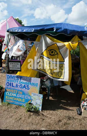 Balcombe, West Sussex, Regno Unito. 03 Ago, 2013. Banner di protesta e tenda contro Fracking e Cuadrilla la perforazione esplorativa per olio e gas in Balcombe, Sussex, Credito: Prixnews/Alamy Live News Foto Stock