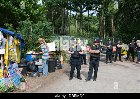 Balcombe, West Sussex, Regno Unito. 03 Ago, 2013. La polizia fuori dall'ingresso della Cuadrilla la perforazione esplorativa per olio e gas in Balcombe, Sussex, Credito: Prixnews/Alamy Live News Foto Stock