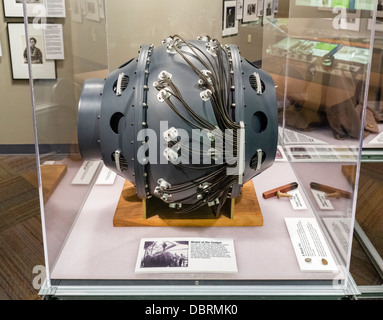 Modello in scala del 'gadget', primo dispositivo nucleare testato presso il Trinity Site nel 1945, Bradbury Science Museum di Los Alamos, NM, Stati Uniti d'America Foto Stock