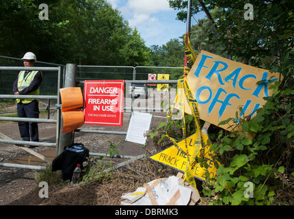 Balcombe, West Sussex, Regno Unito. 03 Ago, 2013. 'Drabbia armi da fuoco in uso.La Balcombe station wagon.' firmare al sito di ingresso del Caudrilla perforazione esplorativa per olio e gas in Balcombe, Sussex, Credito: Prixnews/Alamy Live News Foto Stock