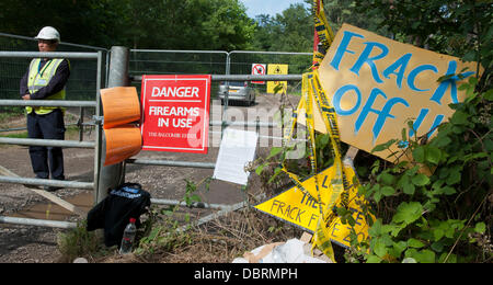 Balcombe, West Sussex, Regno Unito. 03 Ago, 2013. Sicurezza al sito di ingresso del Cuadrilla perforazione esplorativa per olio e gas in Balcombe, Sussex. Avvertenza legge "ira di armi da fuoco in uso, Balcombe Estate' Credito: Prixnews/Alamy Live News. Foto Stock