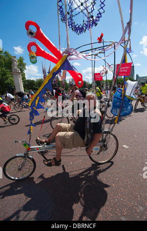 Londra, Regno Unito. 03 Ago, 2013. Colorato partecipante all'evento Freecycle pedali lungo il Mall Credito: Malcolm Park/Alamy Live News Foto Stock