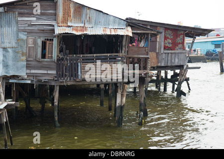 Baracche di legno sulle rive del Fiume Chao Phraya a Bangkok, in Thailandia Foto Stock