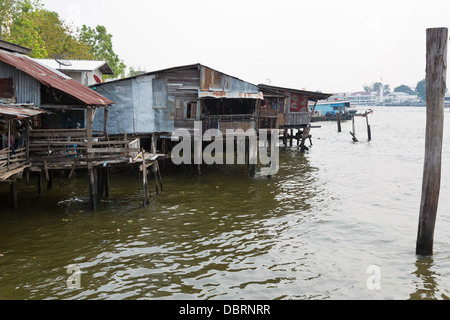 Baracche di legno sulle rive del Fiume Chao Phraya a Bangkok, in Thailandia Foto Stock