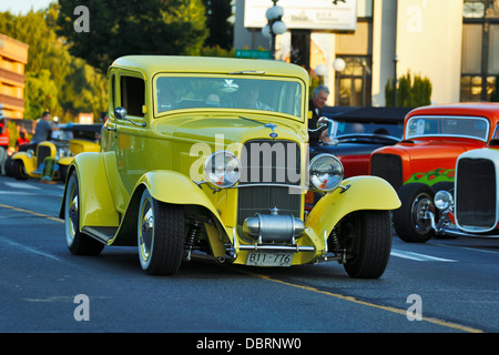1932 Ford guida su strada verso il basso durante il 2013 Deuce giorni Hot Rod show-Victoria, British Columbia, Canada. Foto Stock