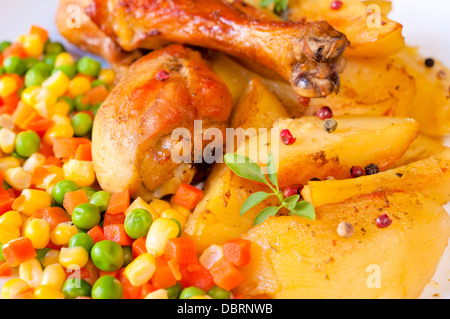 Il fuoco selettivo sulla parte anteriore della gamba di pollo Foto Stock