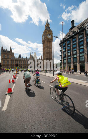 Londra, Regno Unito. 03 Ago, 2013. I partecipanti alla manifestazione Freecycle per approccio tutti le case del Parlamento Credito: Malcolm Park/Alamy Live News Foto Stock