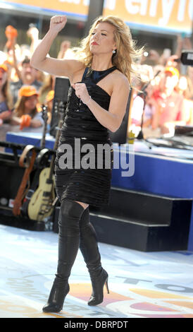 Il cantante Kimberly Perry della Band Perry esegue su NBC's "oggi" presso la NBC Today Show il 2 agosto 2013 a New York Foto Stock