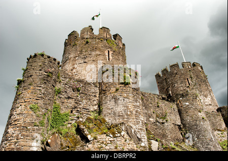 CONWY, Galles - Conwy Castle è un castello medievale costruito da Edoardo I alla fine del XIII secolo. Esso fa parte di una città murata di Conwy e occupa un punto strategico sul fiume Conwy. È elencato come un patrimonio mondiale dell'Umanità. Foto Stock