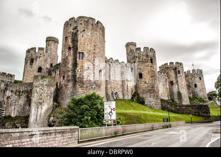 CONWY, Galles - Conwy Castle, una fortezza medievale del XIII secolo, domina lo skyline della città storica di Conwy nel Galles del Nord, Regno Unito. Questo sito patrimonio dell'umanità dell'UNESCO, costruito da re Edoardo i, mostra l'impressionante scala e l'architettura dell'ingegneria militare medievale, le sue mura in pietra e le torri che si innalzano maestosamente sopra gli edifici della città. Foto Stock