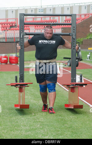 Gateshead, Regno Unito. Il 3 agosto 2013. Giants Live British Open World Championship 'più forte del mondo l'uomo " Tour di qualifica a Gateshead International Stadium. I concorrenti incluso Laurence Shahlaei, Terry Hollands, Simon Johnson. James Fennelly, Mark Felix, Lloyd Renals, Eddie Hall, Graham Hicks, Jerry Pritchett, Robert Oberst, Luca "l'Highland Oak Stoltman e Ovynd Rein. Credito: Thomas Jackson/Alamy Live News Foto Stock