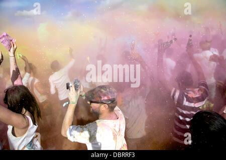 Londra, Regno Unito. 03 Ago, 2013. Londra HOLI un festival di colori a Battersea Power Station di Londra Credito: David Stock/Alamy Live News Foto Stock