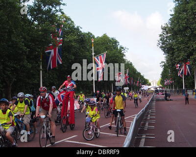 Londra, Regno Unito. 03 Ago, 2013. Molte delle strade principali di Londra sono arrestare il 3 agosto e 4 come una stima di 50.000 ciclisti prendere parte nel Prudential RideLondon ride di massa. Credito: David Knopf/Alamy Live News Foto Stock