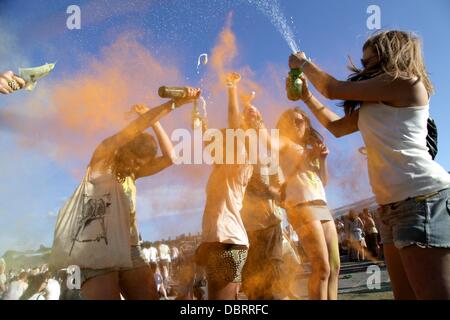 Londra, Regno Unito. 03 Ago, 2013. Londra HOLI un festival di colori a Battersea Power Station di Londra Credito: David Stock/Alamy Live News Foto Stock