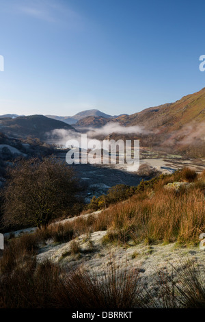 Valle Gwynant guardando verso Llyn Gwynant lago e Moel Hebog in inverno mattina nebbia Snowdonia Gwynedd North Wales UK Foto Stock