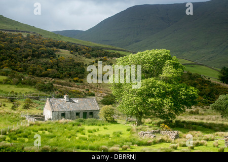 Casa colonica isolata nel drammatico paesaggio montuoso vicino al Lough Nafooey Joyce Paese Connemara County Galway Irlanda Foto Stock