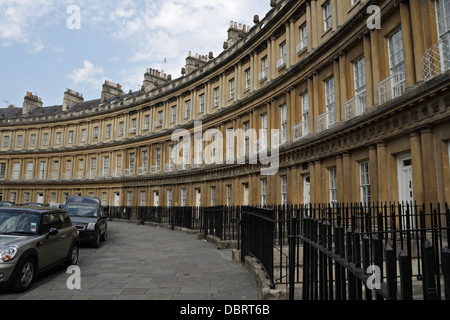 Il Circus ospita a Bath in Inghilterra una mezzaluna georgiana di case. Edificio classificato di grado i. Città inglese patrimonio mondiale dell'umanità Foto Stock