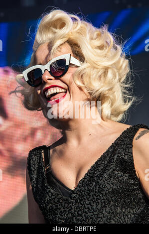 Brighton, Regno Unito, 3 agosto 2013. Paloma fede esegue a Brighton Pride in Preston Park, Brighton Photo credit: Julia Claxton/Alamy Live News Foto Stock