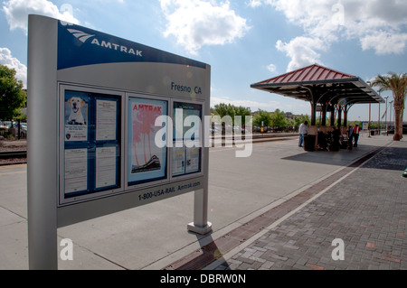 I passeggeri Amtrak stazione ferroviaria a Fresno, California USA Foto Stock