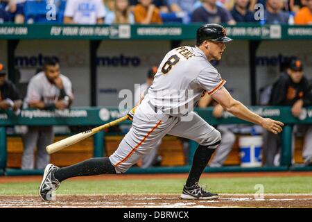 3 agosto 2013 - San Pietroburgo, FL, Stati Uniti d'America: San Francisco Giants diritto fielder Hunter pence (8) durante il Major League Baseball gioco d'azione tra i San Francisco Giants e il Tampa Bay Rays al Tropicana Campo in St Petersburg, FL. Foto Stock