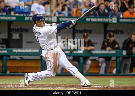 3 agosto 2013 - San Pietroburgo, FL, Stati Uniti d'America: Tampa Bay Rays shorstop Yunel Escobar (11) a bat durante il Major League Baseball gioco d'azione tra i San Francisco Giants e il Tampa Bay Rays al Tropicana Campo in St Petersburg, FL. Foto Stock