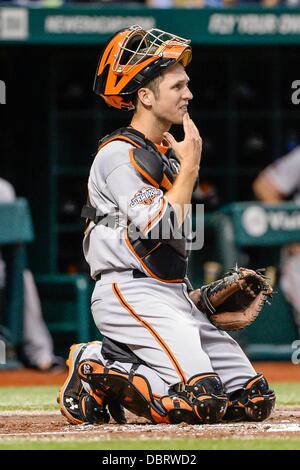 3 agosto 2013 - San Pietroburgo, FL, Stati Uniti d'America: San Francisco Giants catcher Buster Posey (28) durante il Major League Baseball gioco d'azione tra i San Francisco Giants e il Tampa Bay Rays al Tropicana Campo in St Petersburg, FL. Foto Stock