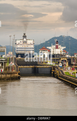 Canale di Panama Panama la nave di crociera Statendam transita il Miraflores Locks Foto Stock