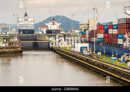 Canale di Panama Panama la nave di crociera Statendam transita il Miraflores Locks Foto Stock