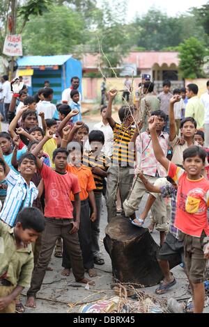 Puttaparthy, India, il 4° agosto 2013. Bambini indiani da Puttaparthy in Andhra Pradesh stanno protestando contro la creazione del nuovo stato di Telangana che dovrebbe separare lo stato Andhra Pradesh in due. Credito: Werli Francois/Alamy Live News Foto Stock