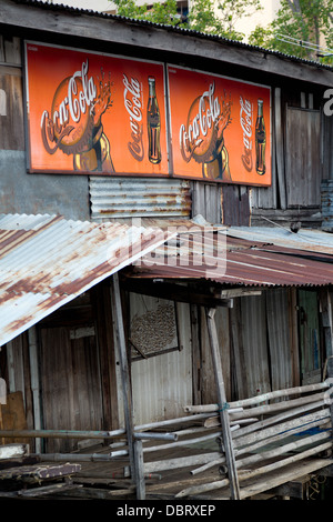 Baracche di legno sulle rive del Fiume Chao Phraya a Bangkok, in Thailandia Foto Stock