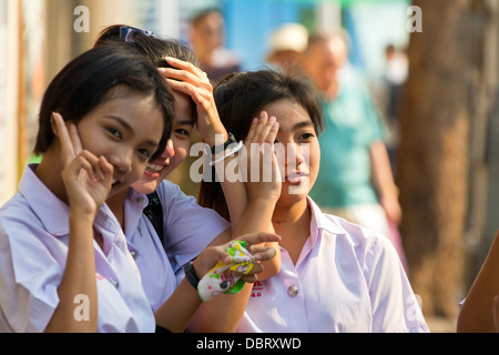 Allegro giovani ragazze nelle strade di Bangkok, Thailandia Foto Stock