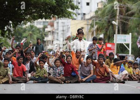 Puttaparthy, India, il 4° agosto 2013. Bambini indiani da Puttaparthy in Andhra Pradesh stanno protestando contro la creazione del nuovo stato di Telangana che dovrebbe separare lo stato Andhra Pradesh in due. Credito: Werli Francois/Alamy Live News Foto Stock