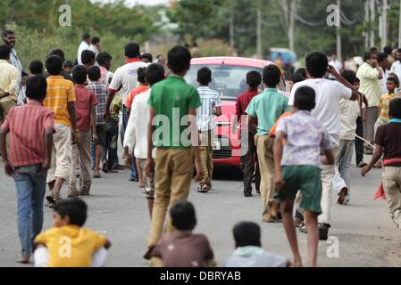 Puttaparthy, India, il 4° agosto 2013. Bambini indiani da Puttaparthy in Andhra Pradesh stanno protestando contro la creazione del nuovo stato di Telangana che dovrebbe separare lo stato Andhra Pradesh in due. Credito: Werli Francois/Alamy Live News Foto Stock