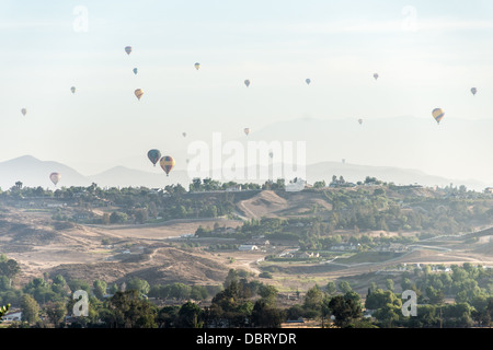 Una flotta di mongolfiere galleggiare sopra Temecula nel sud-ovest della California durante il Temecula Vino e Balloon Festival nel mese di giugno 2013. Foto Stock