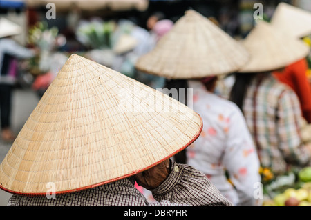 HANOI, Vietnam - donne che indossano un tradizionale cappello conico vietnamita in un mercato alimentare di Hanoi, Vietnam. Foto Stock