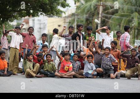 Puttaparthy, India, il 4° agosto 2013. Bambini indiani da Puttaparthy in Andhra Pradesh stanno protestando contro la creazione del nuovo stato di Telangana che dovrebbe separare lo stato Andhra Pradesh in due. Credito: Werli Francois/Alamy Live News Foto Stock