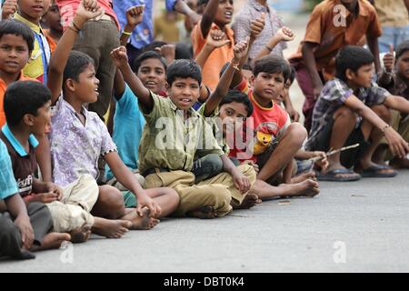 Puttaparthy, India, il 4° agosto 2013. Bambini indiani da Puttaparthy in Andhra Pradesh stanno protestando contro la creazione del nuovo stato di Telangana che dovrebbe separare lo stato Andhra Pradesh in due. Credito: Werli Francois/Alamy Live News Foto Stock