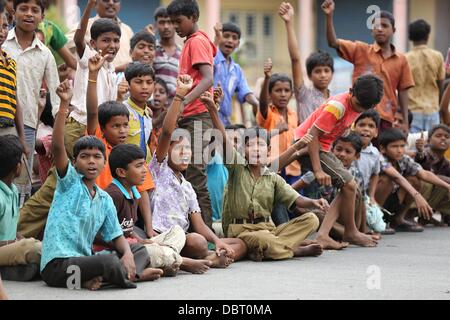 Puttaparthy, India, il 4° agosto 2013. Bambini indiani da Puttaparthy in Andhra Pradesh stanno protestando contro la creazione del nuovo stato di Telangana che dovrebbe separare lo stato Andhra Pradesh in due. Credito: Werli Francois/Alamy Live News Foto Stock