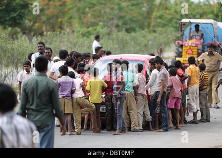 Puttaparthy, India, il 4° agosto 2013. Bambini indiani da Puttaparthy in Andhra Pradesh stanno protestando contro la creazione del nuovo stato di Telangana che dovrebbe separare lo stato Andhra Pradesh in due. Credito: Werli Francois/Alamy Live News Foto Stock