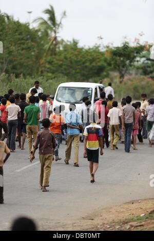 Puttaparthy, India, il 4° agosto 2013. Bambini indiani da Puttaparthy in Andhra Pradesh stanno protestando contro la creazione del nuovo stato di Telangana che dovrebbe separare lo stato Andhra Pradesh in due. Credito: Werli Francois/Alamy Live News Foto Stock