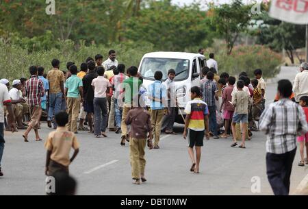 Puttaparthy, India, il 4° agosto 2013. Bambini indiani da Puttaparthy in Andhra Pradesh stanno protestando contro la creazione del nuovo stato di Telangana che dovrebbe separare lo stato Andhra Pradesh in due. Credito: Werli Francois/Alamy Live News Foto Stock