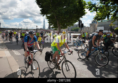 3.08.2013, Londra, Regno Unito. I ciclisti nel caso Freecycle route per tutti su un traffico libero Upper Thames Street nel centro di Londra in direzione ovest Foto Stock