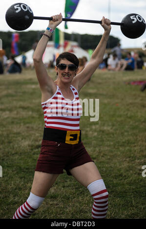 Hertfordshire, Regno Unito, 03/08/2013 : Standon Calling Festival. Atmosfera, i partecipanti in costume a tema di 'esecuzione lontano dal Circus'. Foto di Julie Edwards Foto Stock