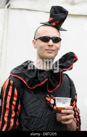 Hertfordshire, Regno Unito, 03/08/2013 : Standon Calling Festival. Atmosfera, i partecipanti in costume a tema di 'esecuzione lontano dal Circus'. Foto di Julie Edwards Foto Stock