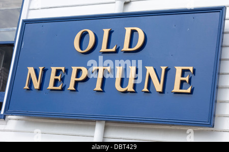 Vecchio Pub Nettuno segno. Famoso pub sulla spiaggia a Whitstable Foto Stock