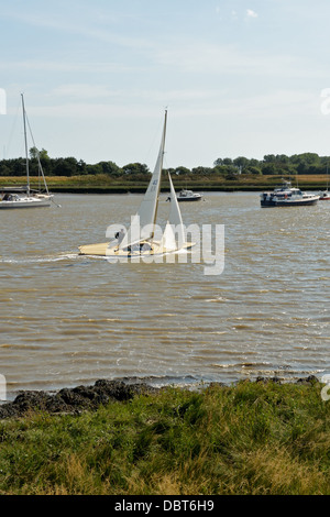 Barca a vela sul fiume Alde vicino Slaughden, Suffolk, Regno Unito Foto Stock