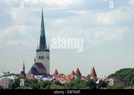 San Nichola la Chiesa (Niguliste) Museum a Tallinn in Estonia con mura antiche della città di torri e Fat Margaret (Paks Margereeta) Foto Stock