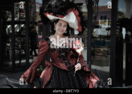 Donna veneziana. Ritratto di una donna in costume d'opera tradizionale veneziano mascherato Foto Stock