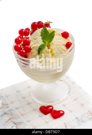 Gelato alla vaniglia con ribes rosso su sfondo bianco Foto Stock